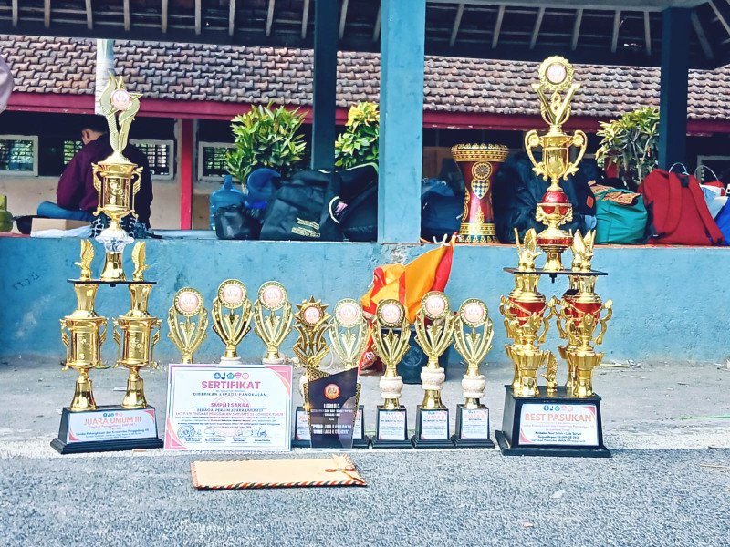 Foto Piala & Piagam Penghargaan Yang Berhasil Diraih SMPN 1 Sakra Saat LK2P Ke-VII Yang Digelar Di SMAN 1 Pringgasela (Dok. Istimewa)